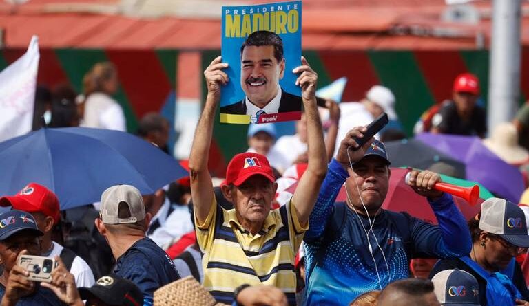 Candidatos por la presidencia de Venezuela claman victoria en cierres de campaña