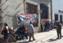 Trabajadores del SNTE sitian palacio de gobierno de Oaxaca con trabajadores adentro