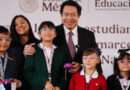 Entrega Mario Delgado 500 pares de lentes gratuitos a alumnos de escuela primaria
