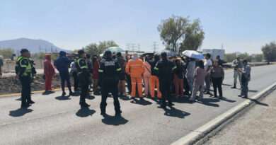 Vecinos bloquean autopista México-Pirámides para exigir paradero en San Lorenzo
