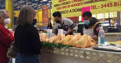 Secretaría de Economía valora cerrar importaciones de pollo ante problemas de productores
