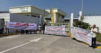 Protestan trabajadores de Pemex por falta de servicios médicos en la frontera sur