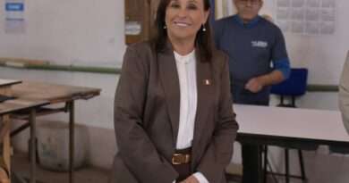 Visita Gobernadora planta veracruzana que fabrica mobiliario para escuelas públicas