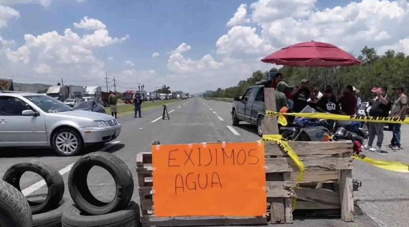 Querétaro: pobladores de Santa Rosa Jáuregui bloquean carretera federal 57 por falta de agua