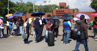 Maestros de la CNTE toman terminal de Pemex y bloquean acceso al aeropuerto de Oaxaca