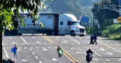 Comuneros bloquean carretera en Michoacán por desaparición de un adulto mayor