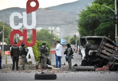A días del cambio de gobierno, explota camión bomba en Colombia; deja 11 heridos